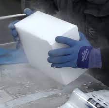 Ilustrasi Memegang Dry Ice dengan Sarung Tangan Khusus (Sumber: Padang Kencana)
